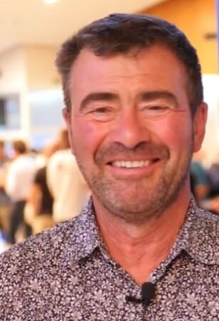Homme souriant en chemise imprimée