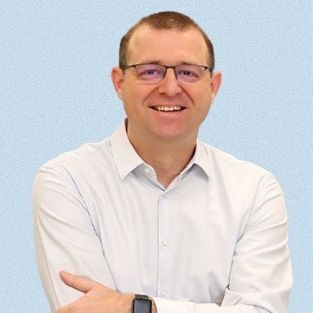 Homme souriant avec lunettes