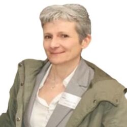 Femme souriante aux cheveux courts